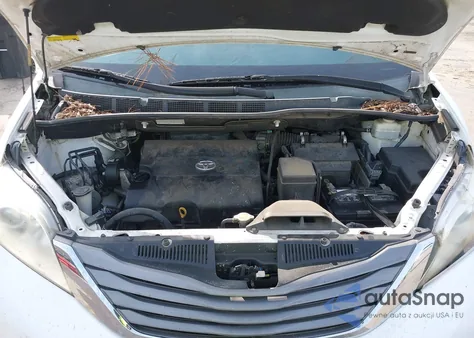 2011 Toyota Sienna Xle V6 z USA, uszkodzony, nr VIN 5TDYK3DC3BS074645